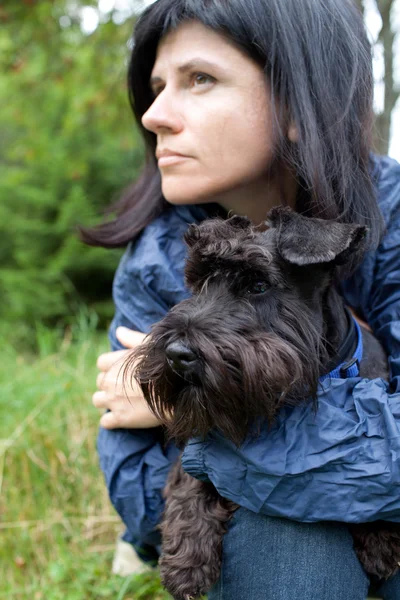 Frau mit Hund in der Natur lizenzfreie Stockbilder