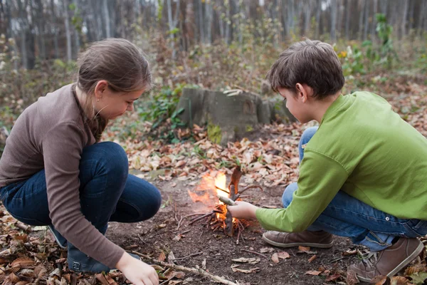 Bambini che accendono un falò — Foto Stock