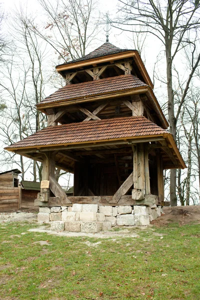 Alter Glockenturm aus Holz lizenzfreie Stockbilder