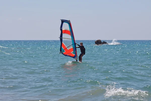 Pequeno windsurfista. — Fotografia de Stock