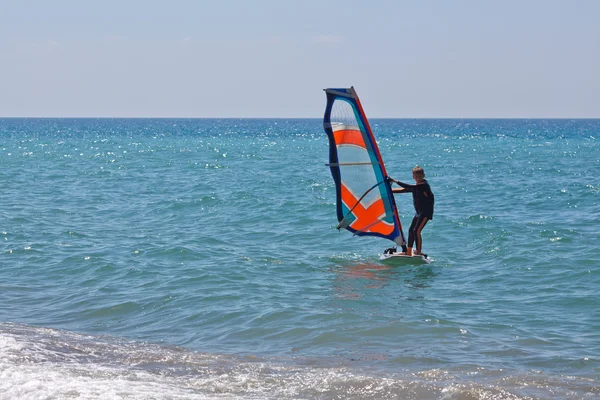 Pequeno windsurfista. — Fotografia de Stock