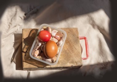 Yumurta, domates ve sarımsak kaplarda seçici odak atışı ile fotokopi alanı ile 