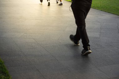 Kopyalama alanı metni için hareket bulanıklığı efekti ile caddede hareket eden bacaklar