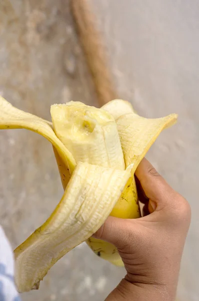 Foco Seletivo Mão Das Crianças Segurando Banana Banana Mão Das — Fotografia de Stock