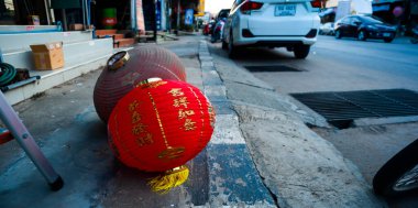 Çin Yeni Yılı boyunca kaldırımda yeni ve eski Çin fenerleri değiştiriliyor.