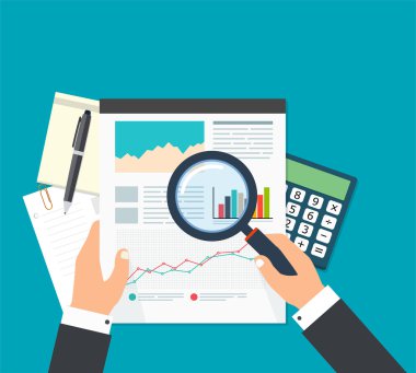 İş analisti, finansal veri analizi. İşadamı büyüteç ile finansal raporlar arıyor.