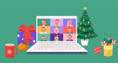 Meslektaşlar birbirleriyle bilgisayar ekranında video aracılığıyla konuşurlar. Yeni yıl şapkalı erkekler ve kadınlar video konferansında yeni yıl tatili, Noel ağacı süslemeleri ve hediyeleri tartışarak bir araya geliyorlar..