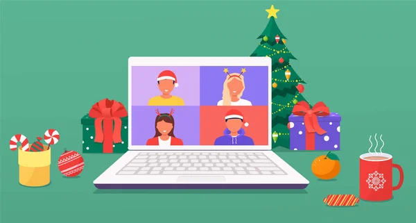 Karácsonyi és újévi otthoni munkahely karácsonyfával és dekorációval, ajándékokkal, sétapálcás sütikkel és édességekkel, kávéval, laptoppal. Kollégák beszélnek egymással a laptop képernyőjén videóhívással. — Stock Vector