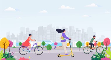 Genç, modern bir kadın, elinde alışveriş poşeti olan elektrikli bir scooter kullanıyor. Erkek ve kadın doğada bisiklet sürerler. Şehrin arka planında ekolojik ulaşım kavramı. 