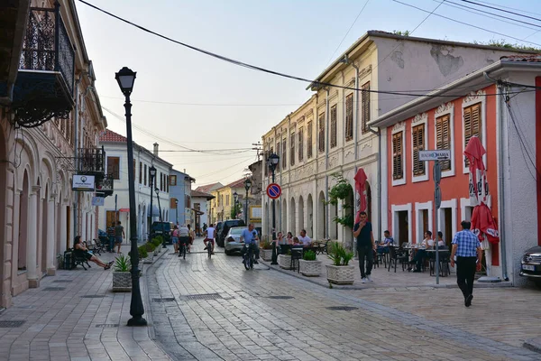 30 Haziran 2021 - Şkodera, Arnavutluk - Arnavutluk 'un eski kenti Şkodra' da bir sokak. Balkanlar 'ın en eski kentlerinden biri.