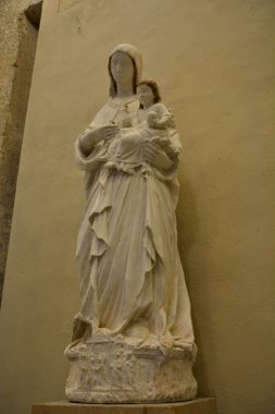 Meryem ve Çocuk - Siracusa Katolik Başpiskoposluğu 'nun merkezi olan Sicilya' nın Syracuse kentindeki antik bir Katolik kilisesi olan Syracuse Katedrali 'nde (Meryem' in Kutsal Doğuşu 'nun Metropolitan Katedrali) bir heykel. Yapısı aslında G 'dir.