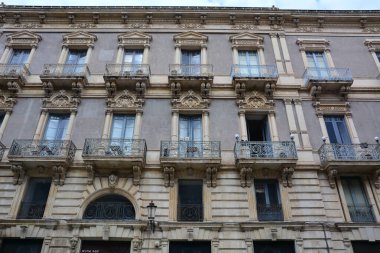 Mavi balkonları ve duvarlarında dekoratif kıvrımları olan tarihi anıtsal bina; Eski Katanya Kasabası 'nı ziyaret etmek