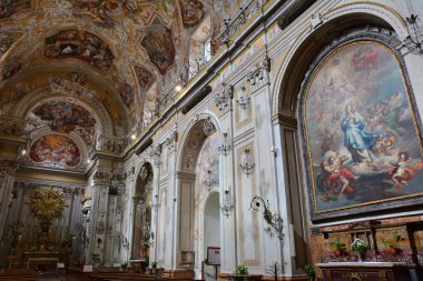 Barok kolej kilisesinin içinde duvarlarında ve tavanında freskler var.