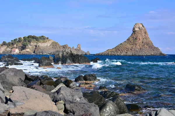 Cyclopean Adaları - Faraglione Grande - Sicilya 'nın doğu kıyısında volkanik kaya oluşumu