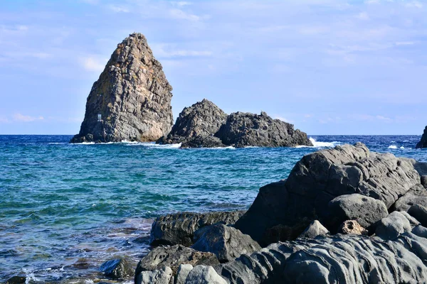 Cyclopean Adaları - Sicilya 'nın doğu kıyısında volkanik kaya oluşumu