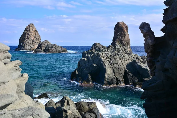 Cyclopean Adaları - Sicilya 'nın doğu kıyısında volkanik kaya oluşumu