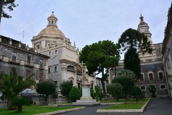 Ortasında heykel olan barok katedralinin bahçesi..