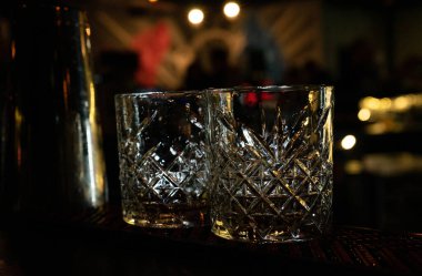 Alçak bir barda iki temiz ıslak kokteyl bardağı.