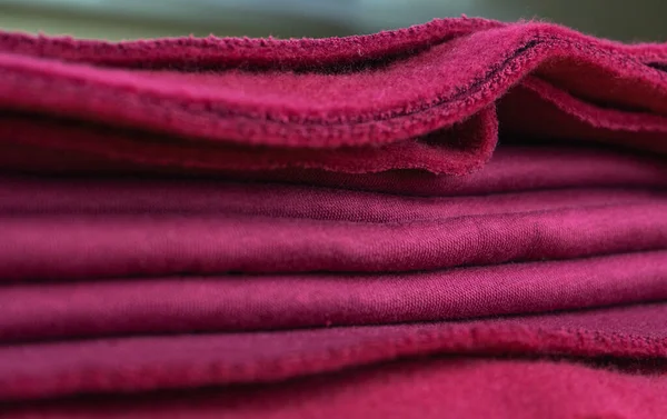 Fransız terry pembe kumaş katmanları, araranth rengi.