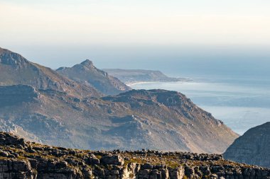 Okyanus ufkuna karışan engebeli dağların doğal panoramik görüntüsü Güney Afrika 'nın vahşi güzelliklerini yakalıyor..