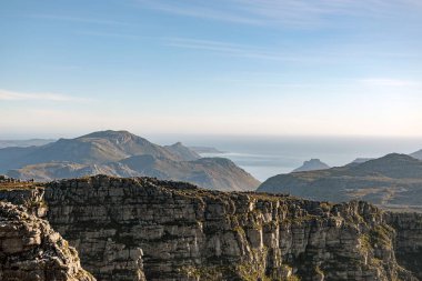 Okyanus manzaralı dağ manzarası. Seyahat ve açık hava macerası için doğal bir arka plan. Güzel engebeli uçurumlar ve engin gökyüzü.