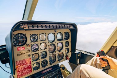 Pilot, aletleri ve kontrolleriyle helikopter kokpitinde uçuyor. Havacılık macerası. Seyahat ve ulaşım reklamları için seyahat kavramı.