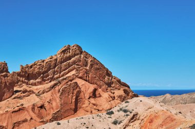 Kum dağı ve açık mavi gökyüzü ile resmedilmeye değer çöl manzarası. Seyahat ve çevre konsepti için doğa arka planı.