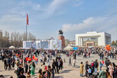 Ala-Too şehir meydanındaki kalabalık. Tatil kutlaması. Bishkek, Kırgızistan - 21 MAR 2023