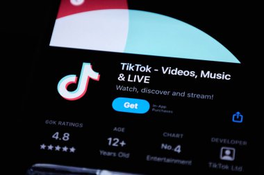 TikTok sosyal ağ mobil uygulaması ve uygulama mağazasında iPhone 'da get butonu. Bishkek, Kırgızistan - 108 KİM 2025