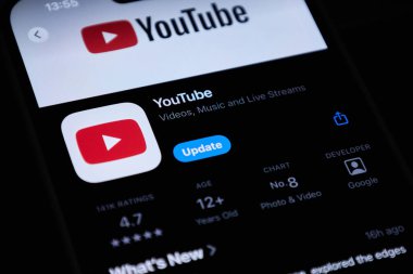 iPhone 'daki Uygulama mağazasında güncelleme düğmesi olan YouTube internet video platformu ve sosyal ağ mobil uygulaması. Bishkek, Kırgızistan - 108 KİM 2025