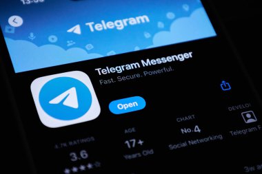 iPhone 'daki Uygulama mağazasında açık düğmeli Telegram Messenger mobil uygulaması. Bishkek, Kırgızistan - 108 KİM 2025