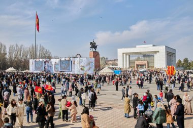 Kırgızistan bayrağıyla Nooruz 'u kutlayan meydanda büyük bir kalabalık toplandı. Orta Asya 'da bahar tatili. Bishkek, Kırgızistan - 21 MAR 2023.