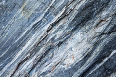 Gerçek mermerin düz dokusu, doğal gri beyaz ve mavi renklere sahip arkaplan, ürün gösterimi için taş yüzey detayı.