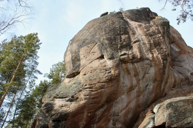 Doğal dokuları olan dik kaya yüzeyi. Jeolojik oluşum. Açık hava macerası ve seyahat konsepti için doğal taş arka plan.