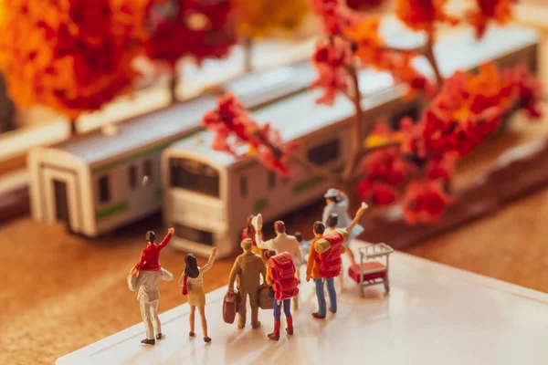 Miniatur Spielzeugfiguren Einer Gruppe Wartender Oder Winkender Zugpassagiere Auf Einem — Stockfoto