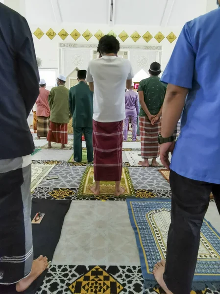 Řádky Muslimských Mužů Během Modlitby — Stock fotografie