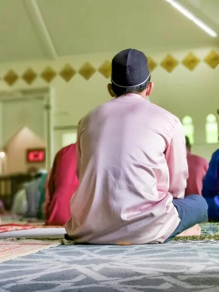 Ряды Мусульман Время Молитвенных Собраний — стоковое фото