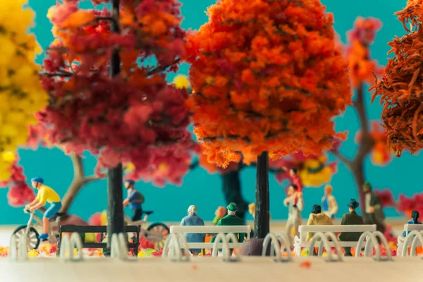 Figurine Bambini Anziani Miniatura Con Vista Laterale Che Rilassano Parco — Foto Stock