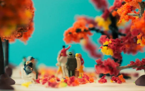 Miniatur Spielzeugfiguren Eines Mannes Der Herbst Herbst Oder Während Der — Stockfoto