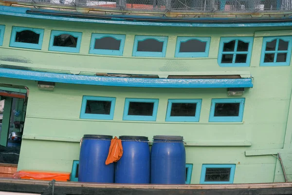 Närbild Blå Vattentankar Dockad Traditionell Träfiskebåt Terengganu Malaysia — Stockfoto