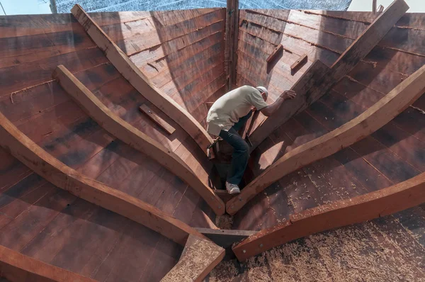 Een Onbekende Botenbouwer Bouwt Handmatig Een Houten Vissersboot — Stockfoto
