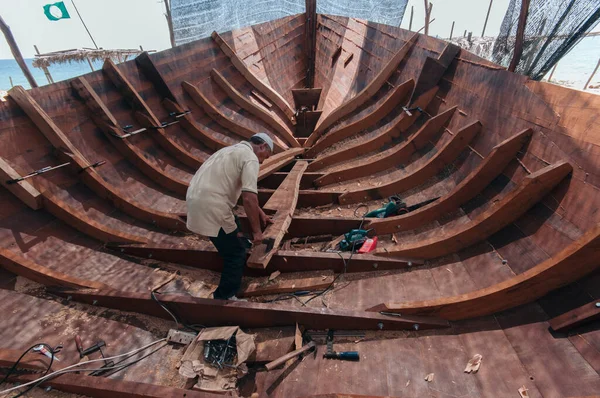 马来西亚特林加努 2009年Circa 一名造船主在马来西亚特伦加努手工建造了一艘木制渔船 好的船通常要靠木头和造船工人的技术才能持续很长时间 — 图库照片
