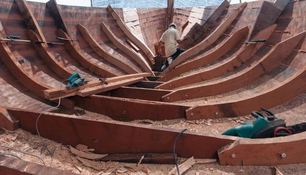 Een Onbekende Botenbouwer Bouwt Handmatig Een Houten Vissersboot — Stockfoto