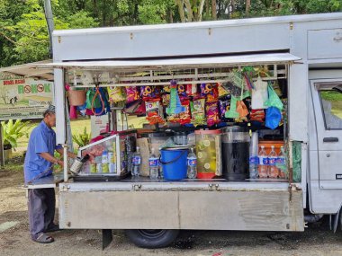 TAIPING, MALAYSIA-JUNE 14, 2024: Tanımlanamayan işçi küçük mobil işletmesi Taiping, Perak 'ta tid bitler satıyor. Taşınabilir ve çok yönlü olmak bu tür işlerin avantajlarından biridir..