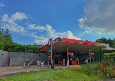NEWCASTLE-UNDER-LYME, İngiltere - 13 Temmuz 2025: Higherland, Newcastle 'daki Texaco benzin istasyonunun genel görünümü. Texaco, Chevron Corporation 'a ait bir petrol ve gaz markası..