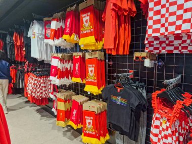 ANFIELD, LiVERPOOL-JULY 15, 2025: Liverpool futbol kulübü (LFC) formaları, maflas ve diğer mallar Anfield Stadyumu 'ndaki resmi mağazada satışa sunuldu.