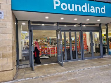 Tanımlanamayan Müslüman kadın Lancaster 'daki Poundland mağazasına girdi. Poundland, 1990 yılında kurulan bir İngiliz mağaza zinciri. Düşük fiyatıyla biliniyor..