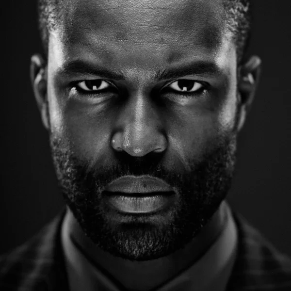 Portrait intense d'homme afro-américain en studio — Photo