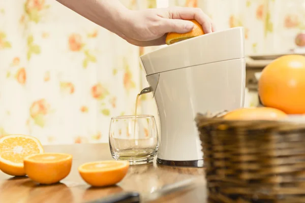 Jugo de naranja recién exprimido — Foto de Stock