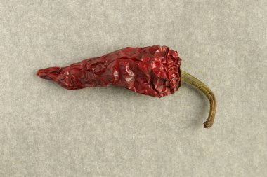 Kahverengi arka planda kırmızı kırmızı kırmızı biber. Yakın plan.